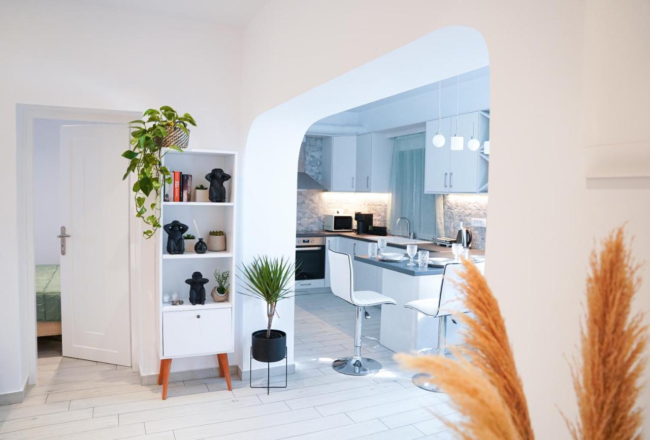 Sunstone Apartment Фира Екстериор снимка